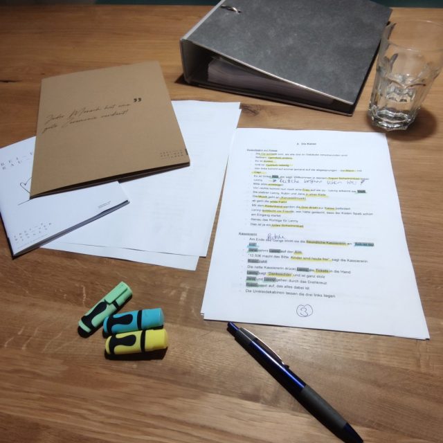 Freie Rednerin bei einer Zeremonie